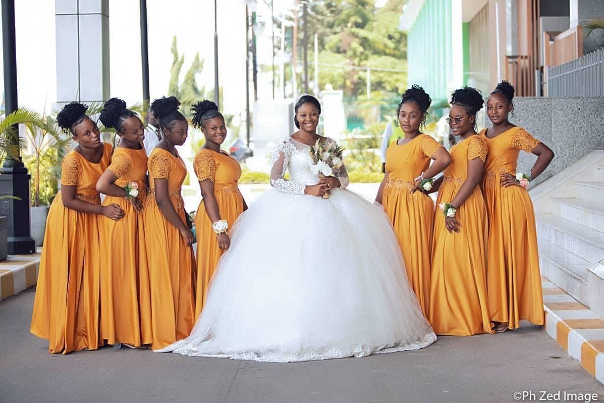Bridesmaids around the bride for a photoshoot